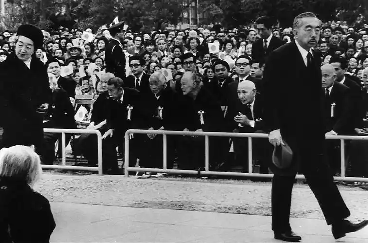 1971年,裕仁天皇首次出席广岛和平纪念仪式. 福岛菊次郎 摄