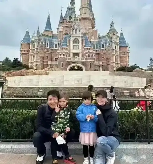 48岁撒贝宁带龙凤胎出行儿子背着双肩包不娇气女儿也乖巧可爱