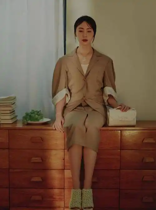 43岁孙莉气质太优越,印花衬衫配牛仔裤秀身材,气质像女大学生_马尾