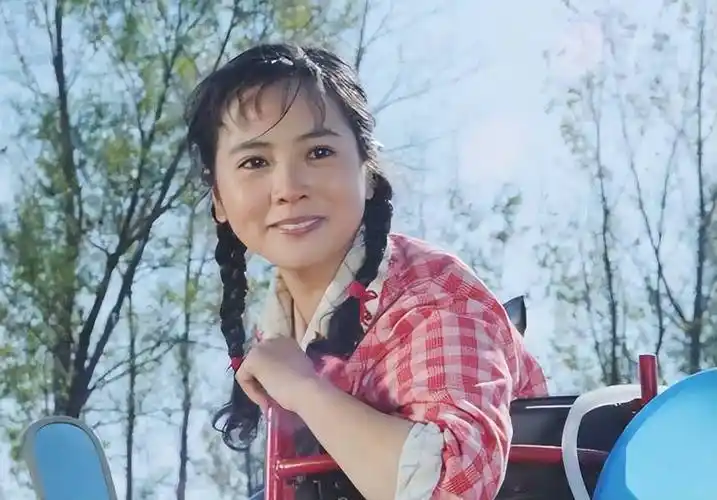 洪学敏,她是《喜盈门》中的仁芳,如今62岁了,依然还是单身_影戏_风波