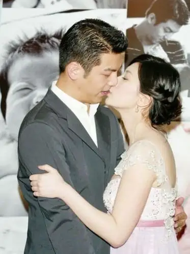 贾静雯和孙志浩昔日幸福热吻甜蜜照(组图)