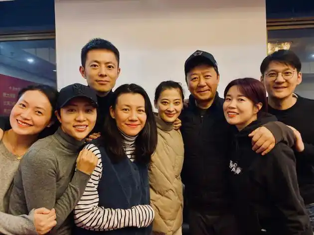 父母爱情演员重聚梅婷郭涛感慨称一家人