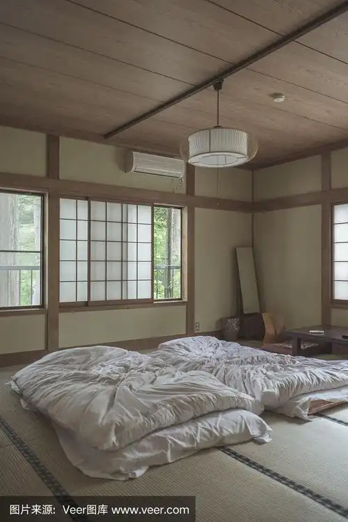 卧室内部是老式日本日式房间,里面有白色的榻榻米床垫.