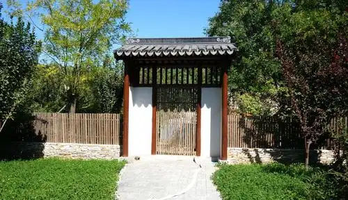 路旁的日式庭园门(在建)