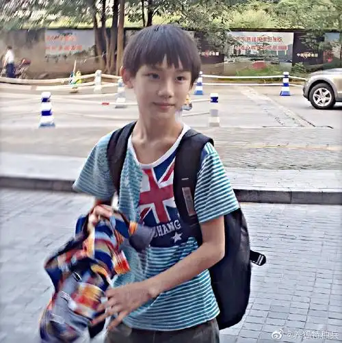 小演员@时代少年团-丁程鑫的幼崽图,是全世界坠坠可爱的人类幼崽哇!