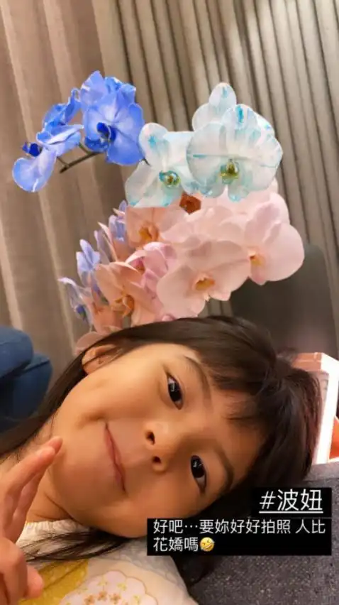 贾静雯晒两女儿近照波妞咘咘颜值出众已开始预订小女婿