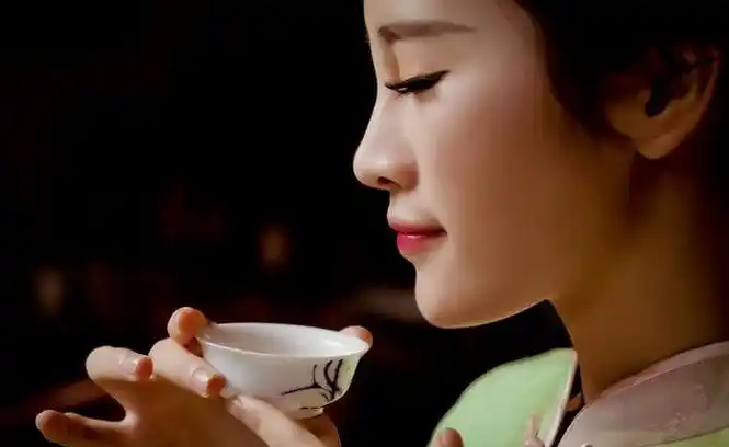【原创】高贵的女人喜欢喝茶,更懂得怎么喝茶!