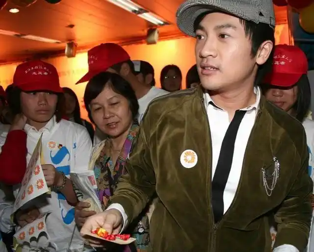 一时的中国首个男子偶像团体,如今吴奇隆迎娶了刘诗诗,苏有朋当了导演