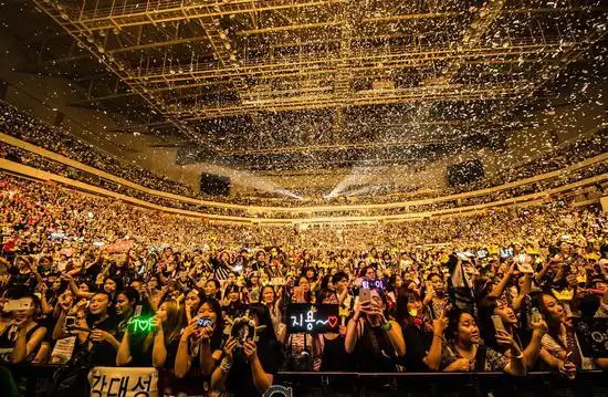 bigbang以6月公布的新歌《bang bang bang》开始了演唱会,接着唱了