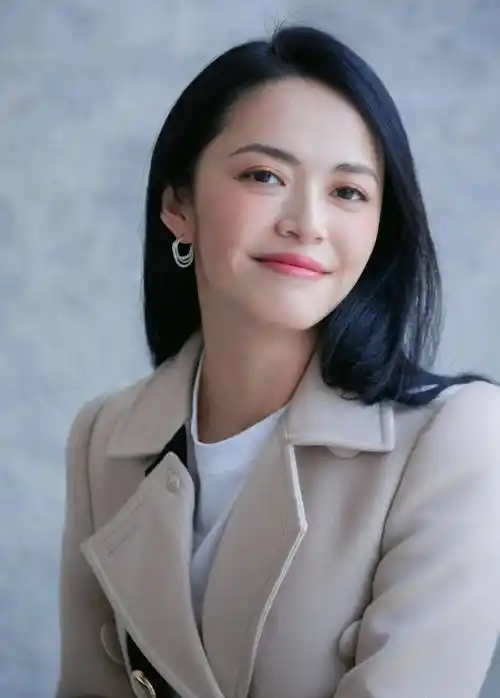 大嘴女神姚晨的性感高跟鞋_尖头_黑色_女明星