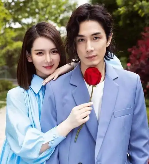 戚薇收到别人送的花,谁注意李承铉的反应?网友:克制一下吧