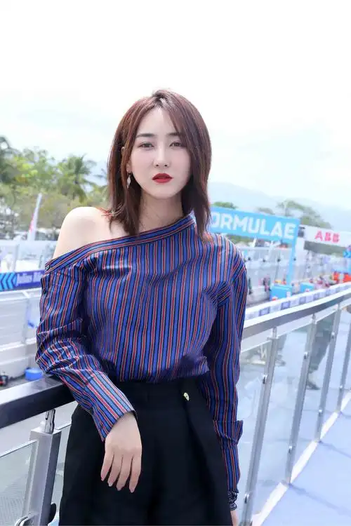 气质女神高姝瑶助力电动方程式现场体验速度与激情