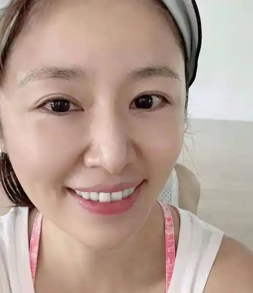 45岁林心如晒健身后素颜照,怼脸拍皮肤紧致零瑕疵,少女十足!