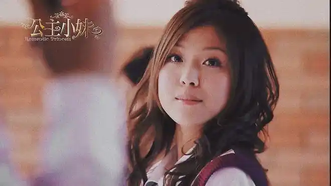 她曾在电视剧《翻滚吧,蛋炒饭》中饰演关小舒,在偶像剧《公主小妹》中