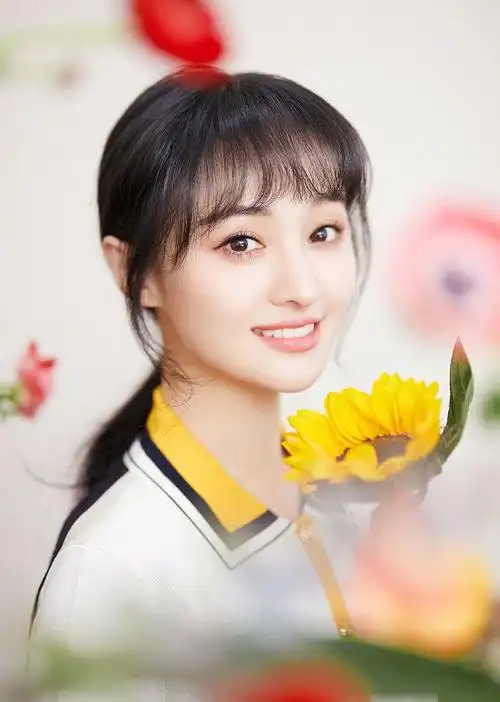 而郑爽的身材也算是又高又瘦的类型,服装的搭配简约大气,再加上她那