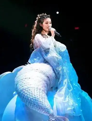 51岁冻龄天后复出舞台大秀长腿