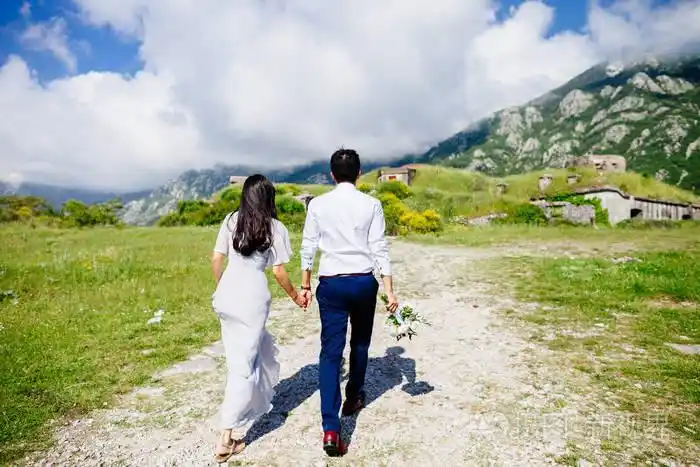 新婚夫妇蜜月旅行的背影