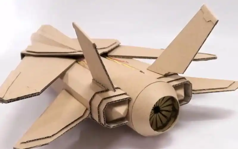 用纸板制作火柴驱动的飞机机翼还可以收缩折叠