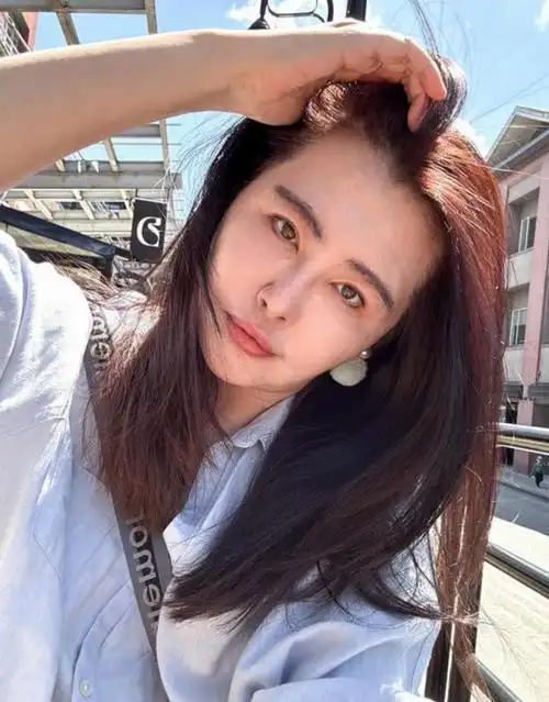 57岁王祖贤近照曝光,穿着宽松身材疑走样?