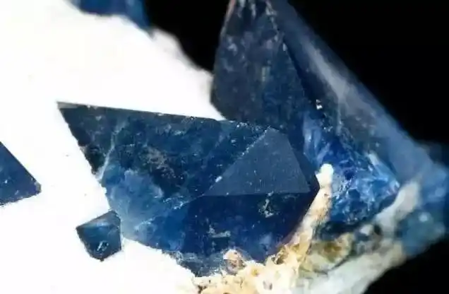 地球上最稀有的宝石级矿物之一蓝锥矿