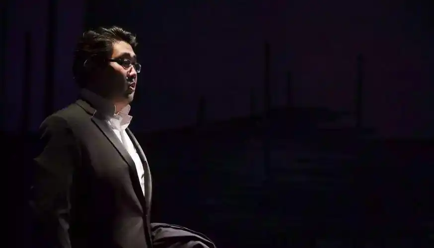 左章青年钢琴家, 但昭义先生的弟子,李云迪师妹.