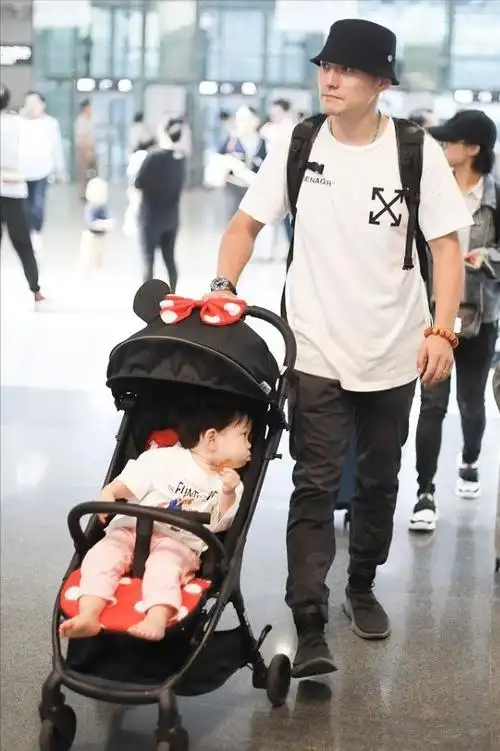 严屹宽这帽子好几天都不摘实在太痴情穿衣简约却时尚