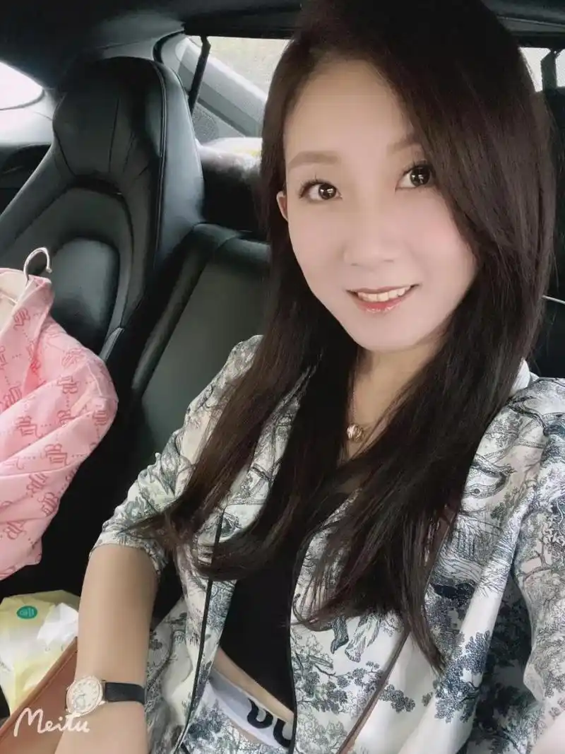 河北电视台美女主持人张杰.