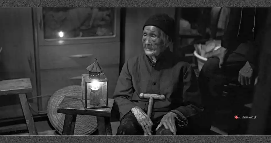 2013年5月荒野拍摄的5x7黑白胶片照片,百岁老人家仍在使用的铁框灯笼.