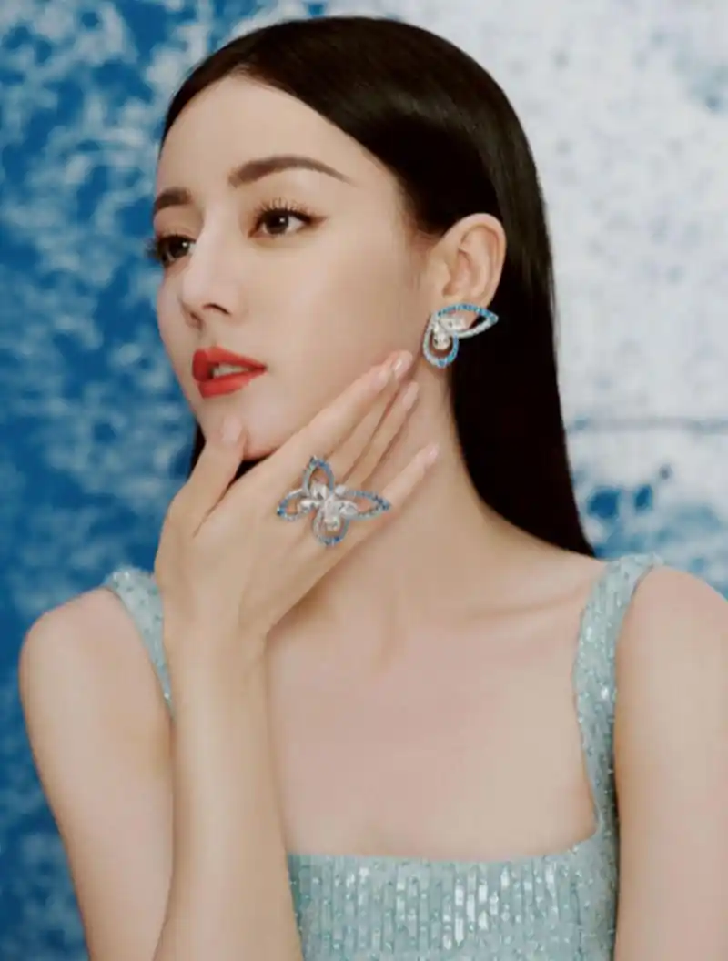 近日,一组迪丽热巴的美照在网上曝光,引发了广大网友的热议.