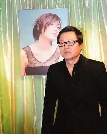 沈永革在陈琳的追悼会上.(资料图)