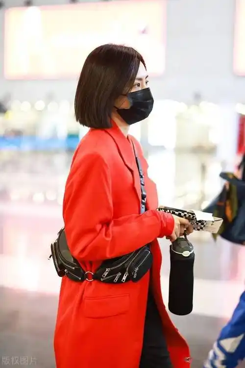 街拍:刘惜君一袭红色大衣现身机场,清新亮丽笑容满面_北京_大衣