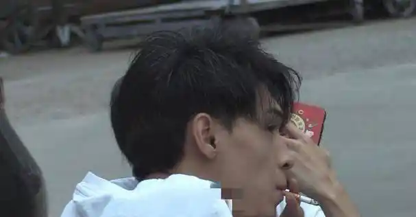 郭德纲徒弟秦霄贤仍潇洒,戴名表开豪车出行_俩人_明星_摄影棚