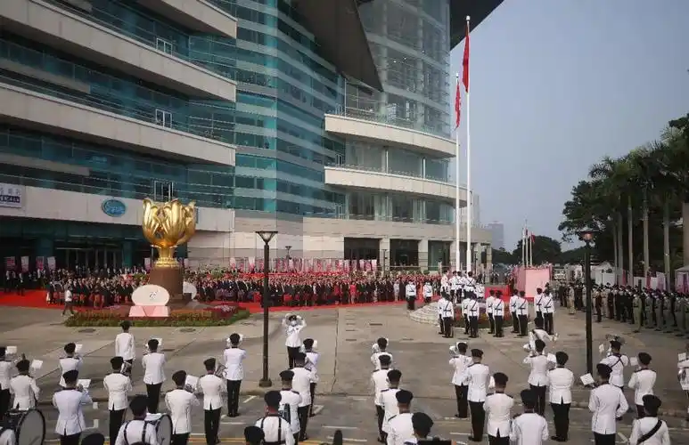 五星红旗和紫荆花旗交相辉映,欢乐祥和的节日气氛尽在其中.