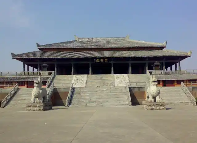 它分为四个景区:皇宫区,皇城区,市井区,演武区.