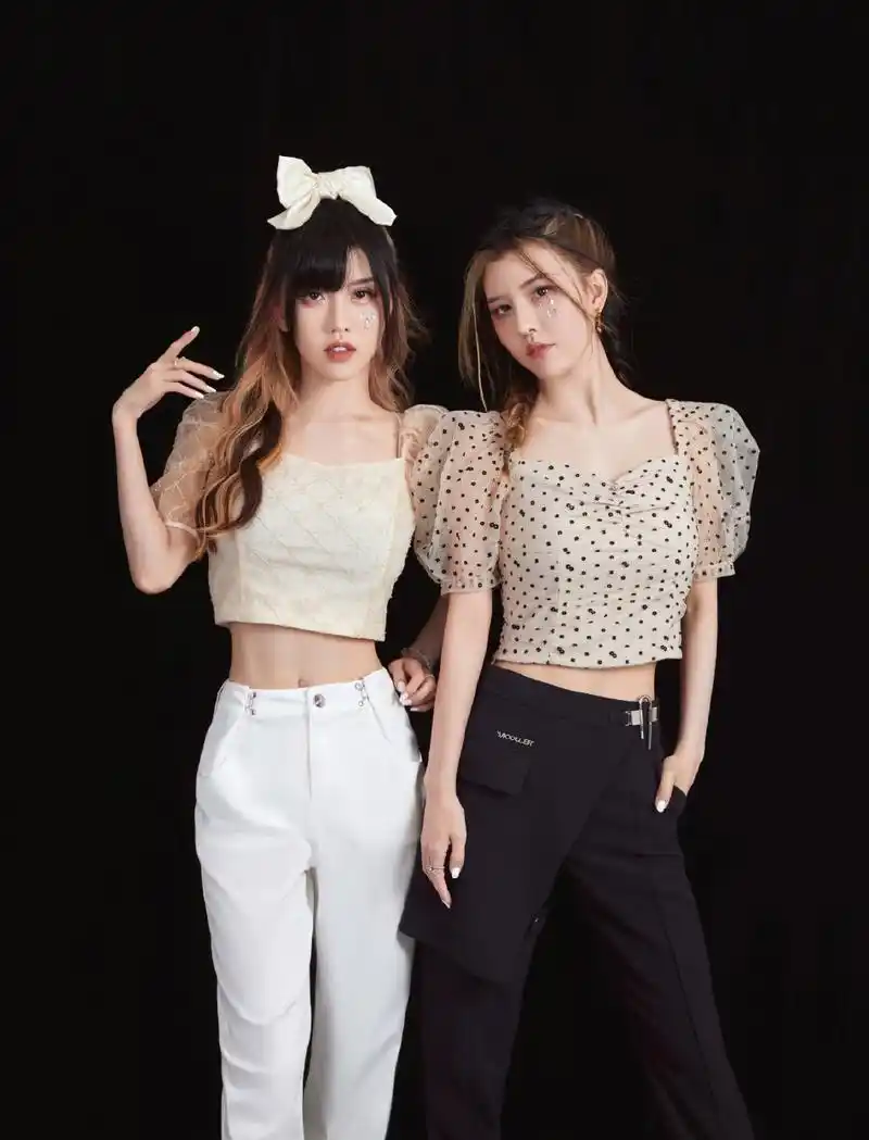 组图:by2晒广州站巡演花絮图 姐妹俩挽手搂腰亲密互动