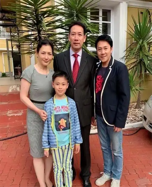 看了蔡国庆"雪藏"多年的老婆,才能明白,为什么他看不上那英?