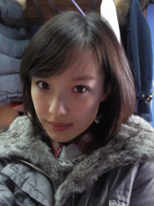 倪妮在传媒大学的生活,身着正装很有气质,毕业了与同学一起搞怪