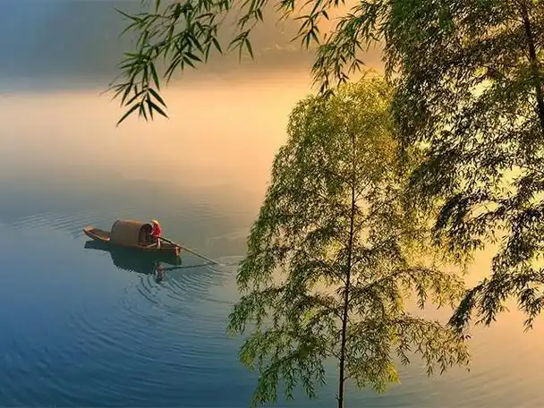 安静的世界里,清风也和缓流淌,河水也柔和激荡的,喜欢的淡然的.