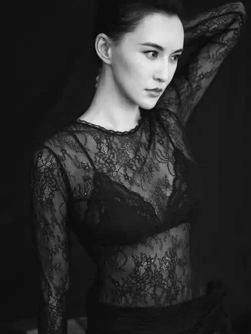 莫小棋演绎黑白时尚,性感也是一种气质