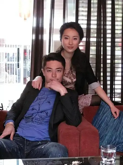 同样无法博得芳心的还有霍建华,两人在合作《新一剪梅》时相识,霍建华