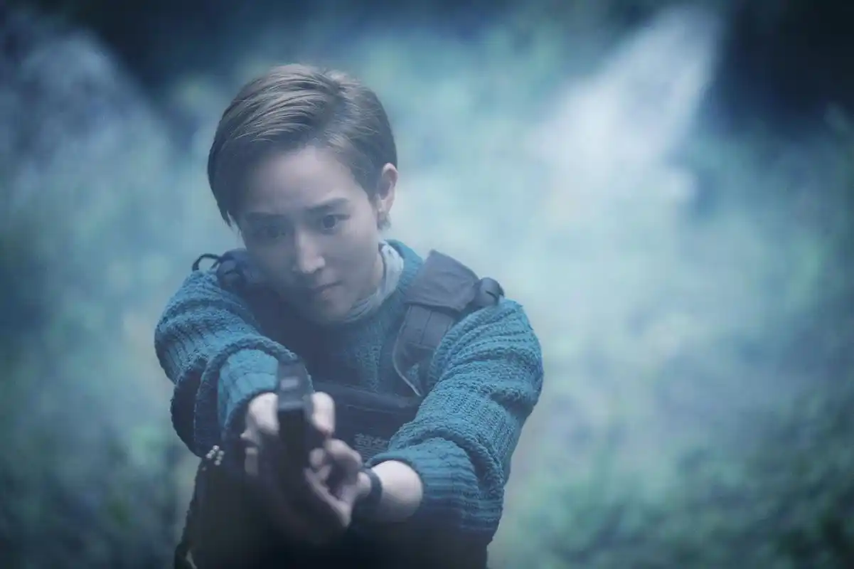 在《缉魂》中,张钧甯以短发干练刑警形象出镜.