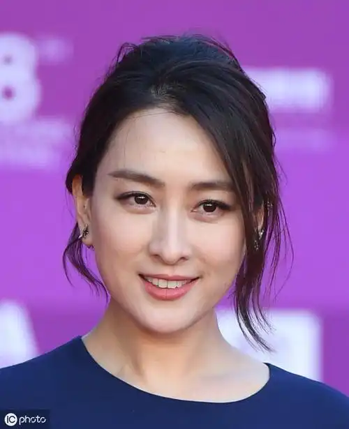 女演员马苏,黑白朋克风亮相红毯,很小女人