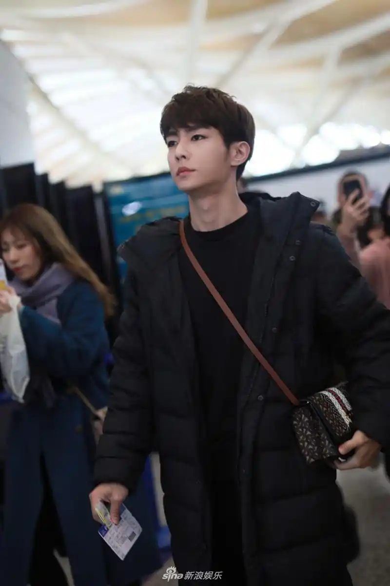 组图:炎亚纶五官精致侧颜超杀 机场获迷妹围堵拍照人气旺