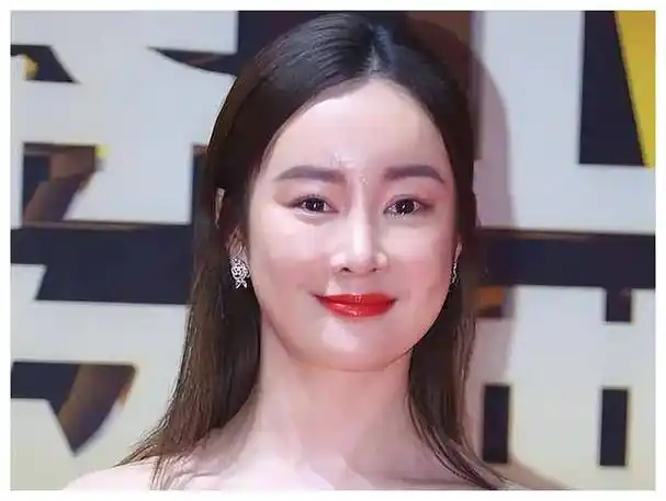 据悉,近年来在演艺圈中,女明星整容变得越来越普遍!
