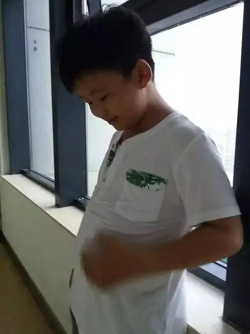 为救爸爸必须先长肉8岁暴食弟两个月增重20多斤