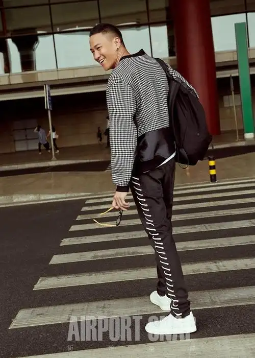 何润东北京机场街拍 圆寸发型动感硬汉气息爆棚