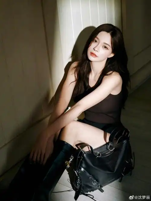 沈梦辰的身材真是太好了,绝佳的身材比例离不开平时的努力锻炼,这身