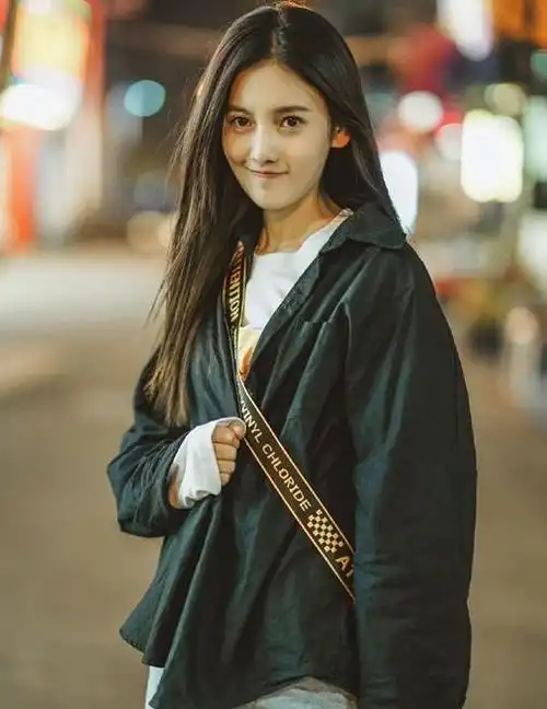 阿珂的扮演者则被爆料是青年演员郭泱,虽然她的资料不多,但在电视剧