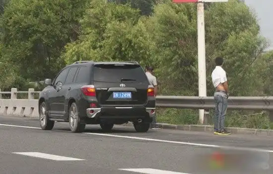 奇葩男高架桥上停车小便堵车道引发多车急刹