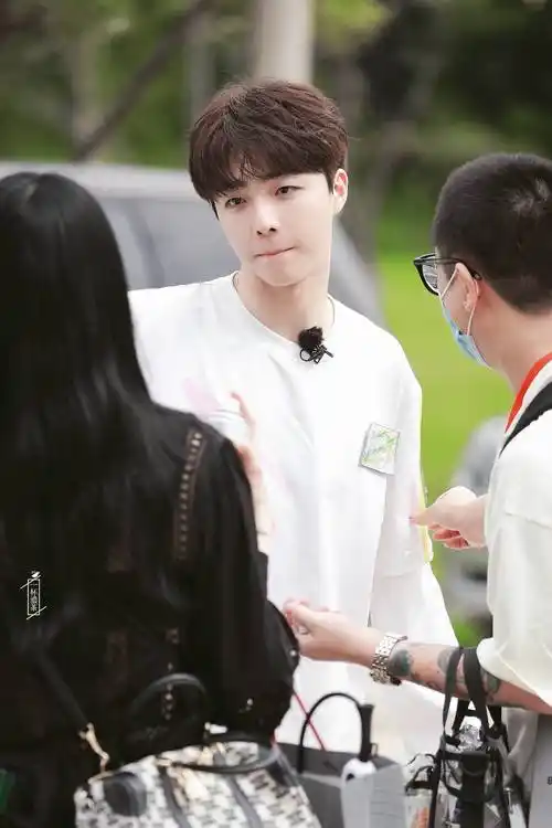 4 陈立农综艺路透,白t的农农真的青春阳光,眉眼弯弯的太可爱了,节